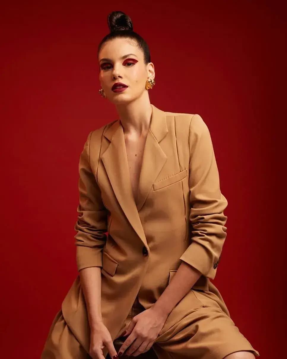2022- QUEM - CAMILA QUEIROZ  - beauty Daniel Hernandez - 0