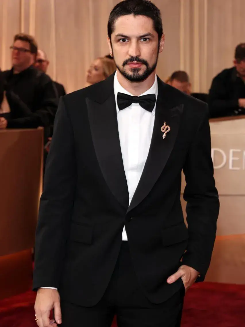 GABRIEL LEONE VESTINDO LOUIS VUITTON E JOIAS BVLGARI PARA GOLDEN GLOBES - O AGENTE SECRETO
