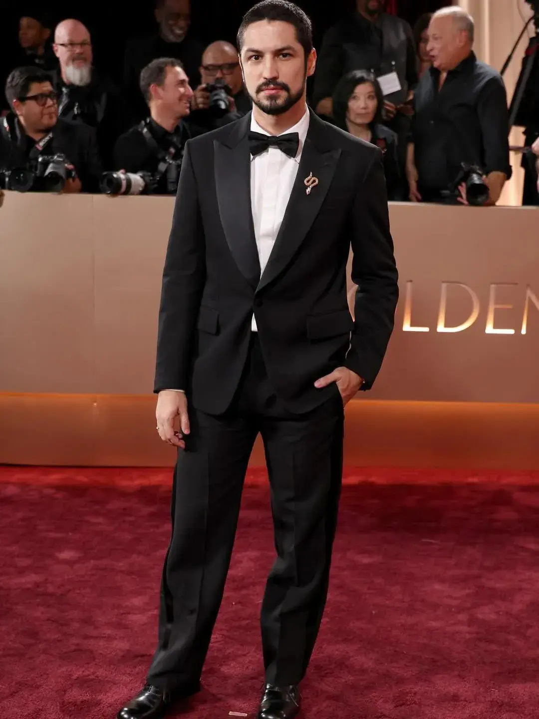 GABRIEL LEONE VESTINDO LOUIS VUITTON E JOIAS BVLGARI PARA GOLDEN GLOBES - O AGENTE SECRETO gallery 3