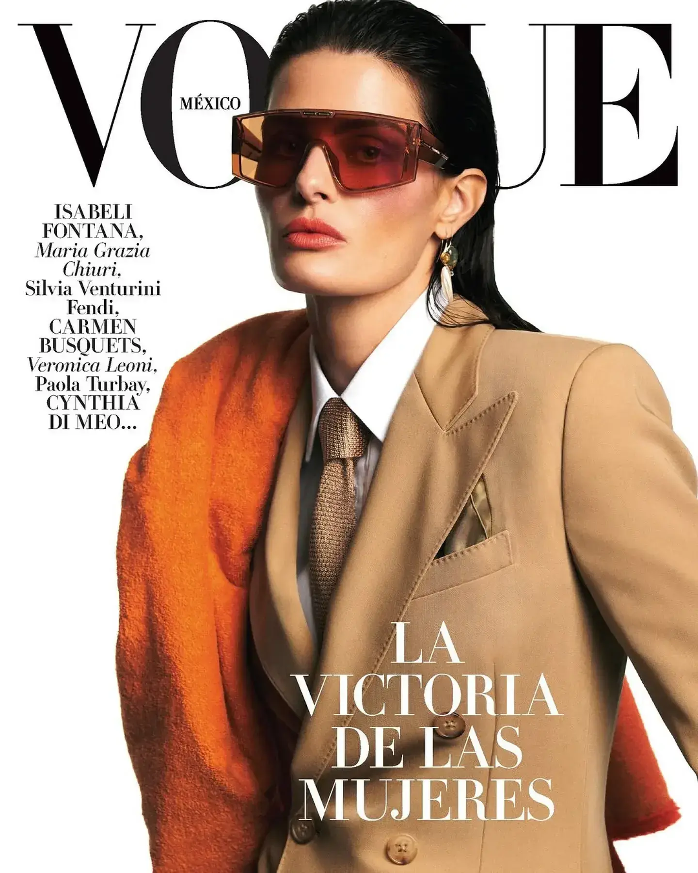 El verano es la excusa e #IsabeliFontana es el mensaje: que estar en traje de baño no significa mostrarse vulnerable, sino todo lo contrario. La modelo brasileña encarna la esencia de una generación (y de un país) que sigue marcando el paso con fuerza y estilo. Este mes, llega a la portada de Vogue México luciendo tan espectacular como ella lo ha hecho durante más de dos décadas.  O verão é a desculpa e #IsabeliFontana é a mensagem: estar de maiô não significa estar vulnerável muito pelo contrário. A supermodel brasileira personifica a essência de uma geração (e de um país) que continua ditando o ritmo com força e estilo.  Neste mês, ela estampa a capa da Vogue México, deslumbrante como tem sido ao longo de mais de duas décadas de carreira.  Fotografía: @zee_nunes Realización: @praymoses.studio Peinado: @rayk0525hair Maquillaje: @romyglow Producción: marcus.rising @start_visual.xyz  #Repost @voguemexico